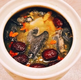 枸杞乌鸡汤