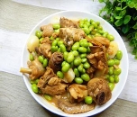 F:\2023玉振路资料\食谱图集\毛豆米烧鸡.jpg毛豆米烧鸡