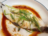 E:\2023.9玉振路资料\食谱图集\葱油鸦片鱼.jpg葱油鸦片鱼