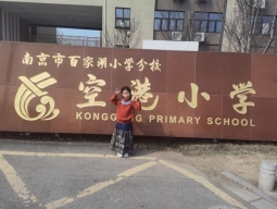 家长带幼儿去小学2